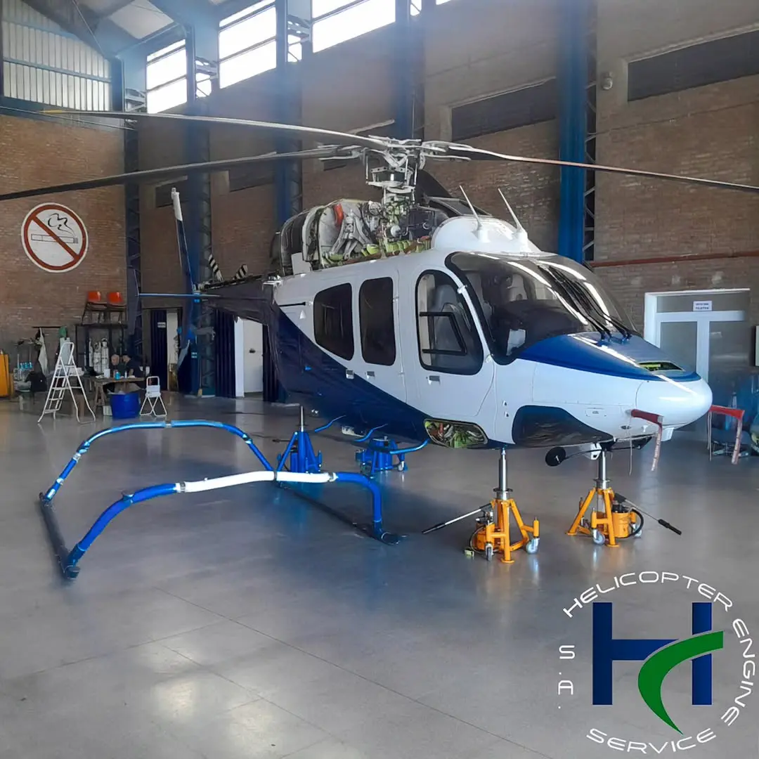 Helicóptero en plataforma durante control técnico
