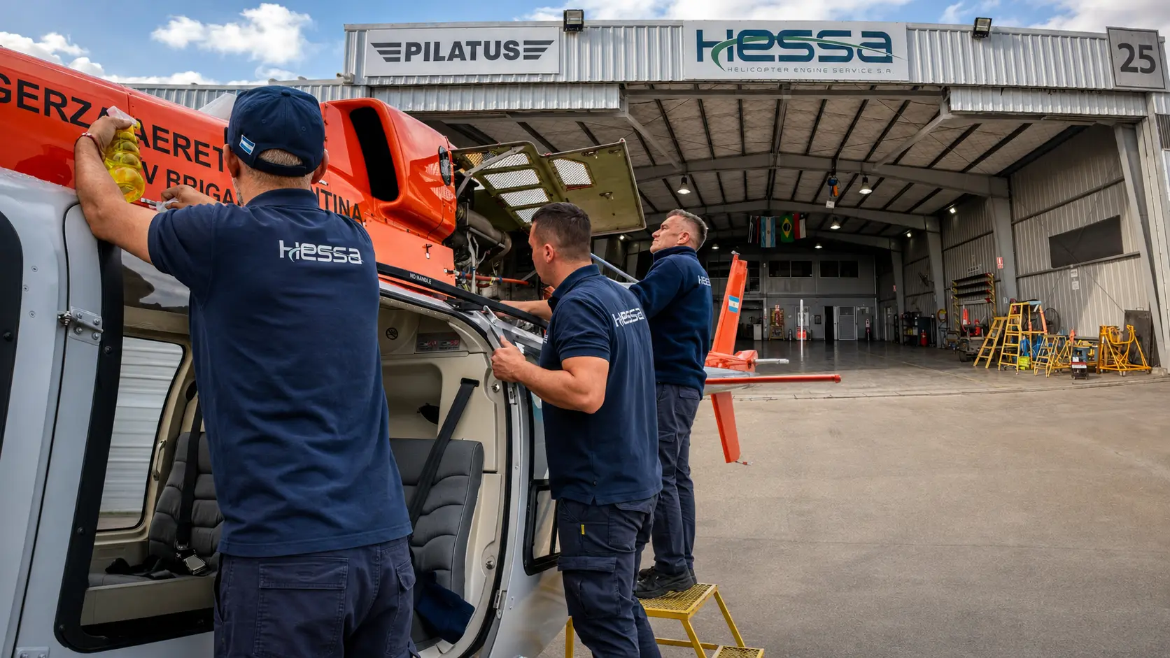 Técnicos de HESSA realizando una inspección exterior sobre un helicóptero