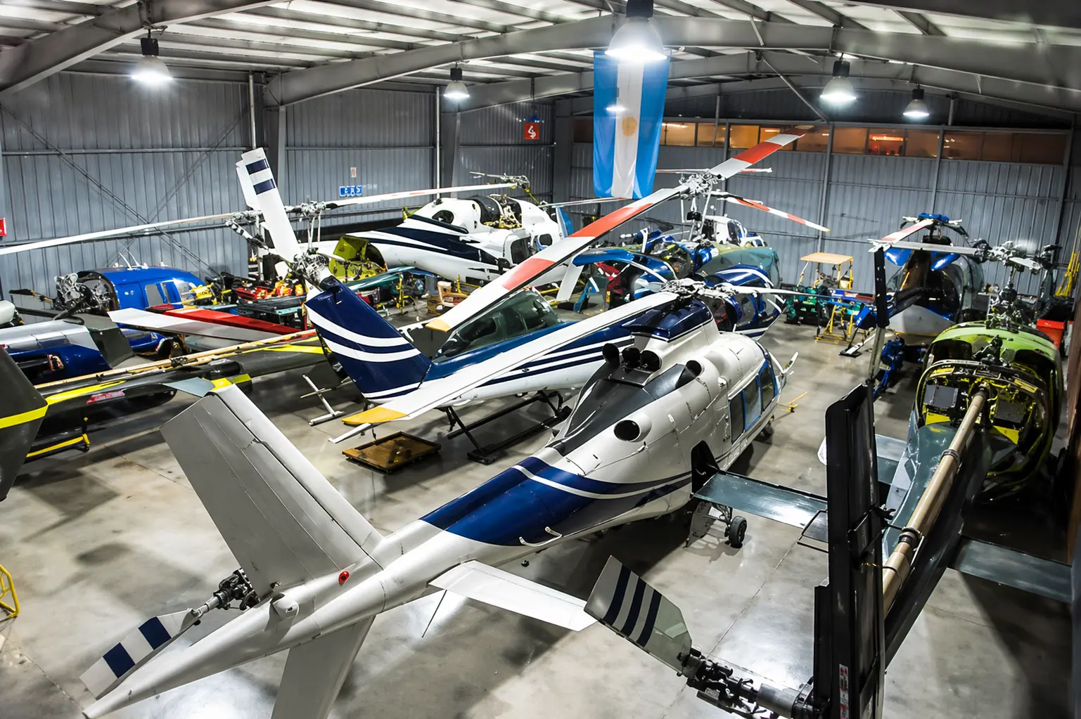 Hangar de HESSA con helicópteros en mantenimiento